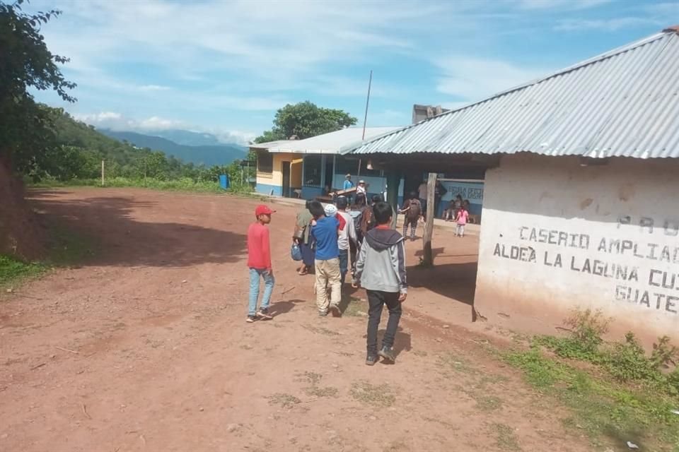 Pobladores cruzaron la frontera sur para llegar al Municipio de Cuilco, perteneciente al Departamento de Huehuetenango, Guatemala.