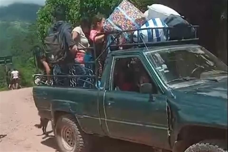 Los pobladores comenzaron a cruzar la frontera sur de México en camionetas de redilas, en varios grupos, para llegar al Municipio de Cuilco, Guatemala.