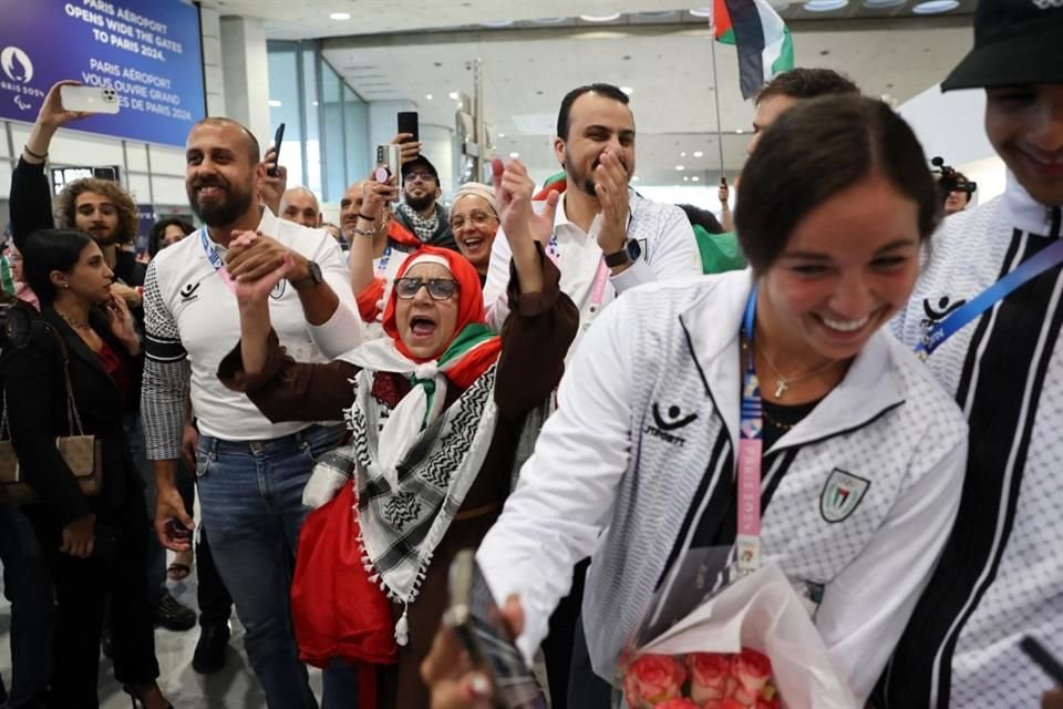 La pequeña delegación palestina llegó a París entre porras y aplausos.