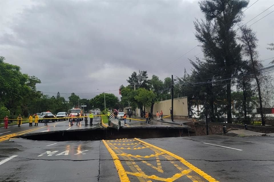 Mega socavón en López Mateos.