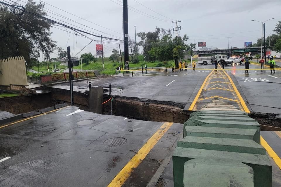 Socavón en López Mateos provoca caos vehicular.