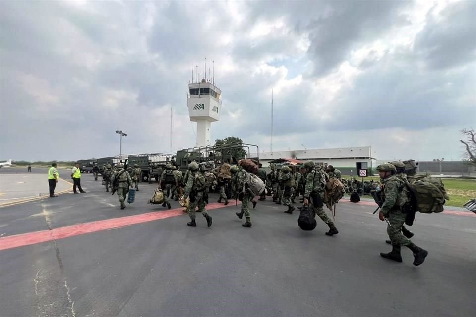 Los militares arribaron al Aeropuerto Internacional de Nuevo Laredo en una aeronave de la Guardia Nacional.