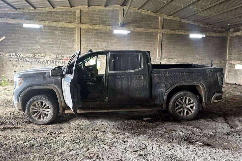 En el interior de la bodega se encontró una camioneta GMC con reporte de robo en el extranjero.