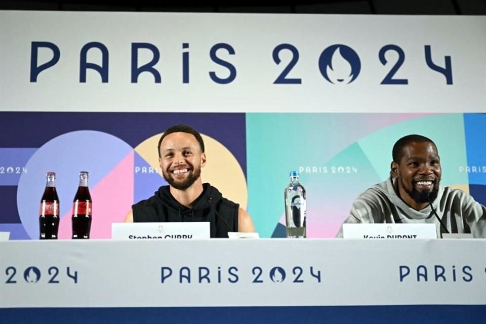 Stephen Curry y Kevin Durant, seleccionados estadounidenses en baloncesto, dieron una conferencia de prensa en París antes de su debut olímpico.