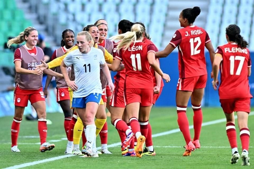 Selección de Canadá festeja gol anotado en el juego contra Nueva Zelanda.