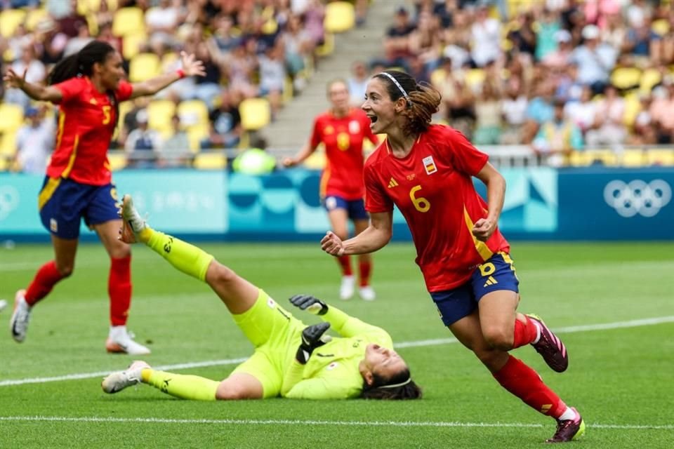 Aitana Bonmati celebra uno de los goles.