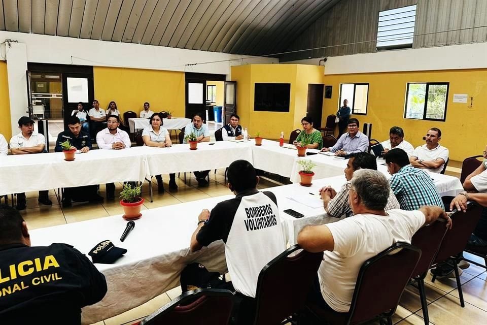 Autoridades guatemaltecas acordaron instalar a los refugiados en un albergue temporal en el Salón Municipal de Cuilco.