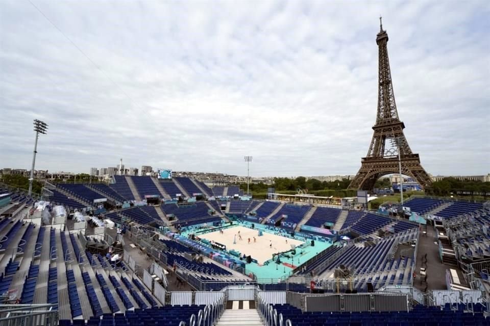 Instalaciones para el voleibol de playa junto a la Torre Eiffel.