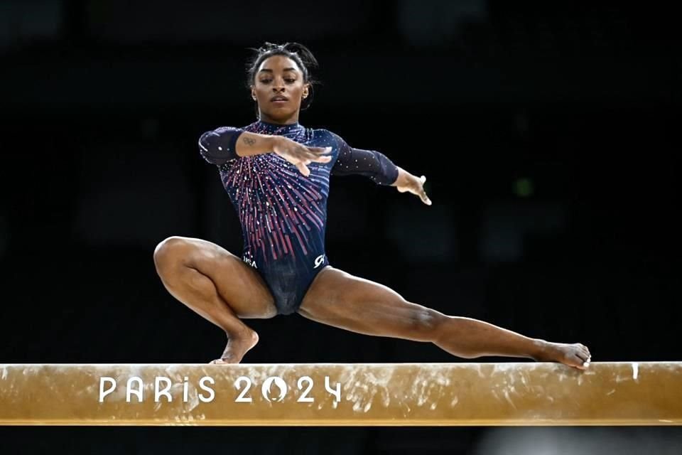 Simone Biles practica en la Bercy Arena en París, una de las pocas instalaciones construidas para los Juegos Olímpicos.