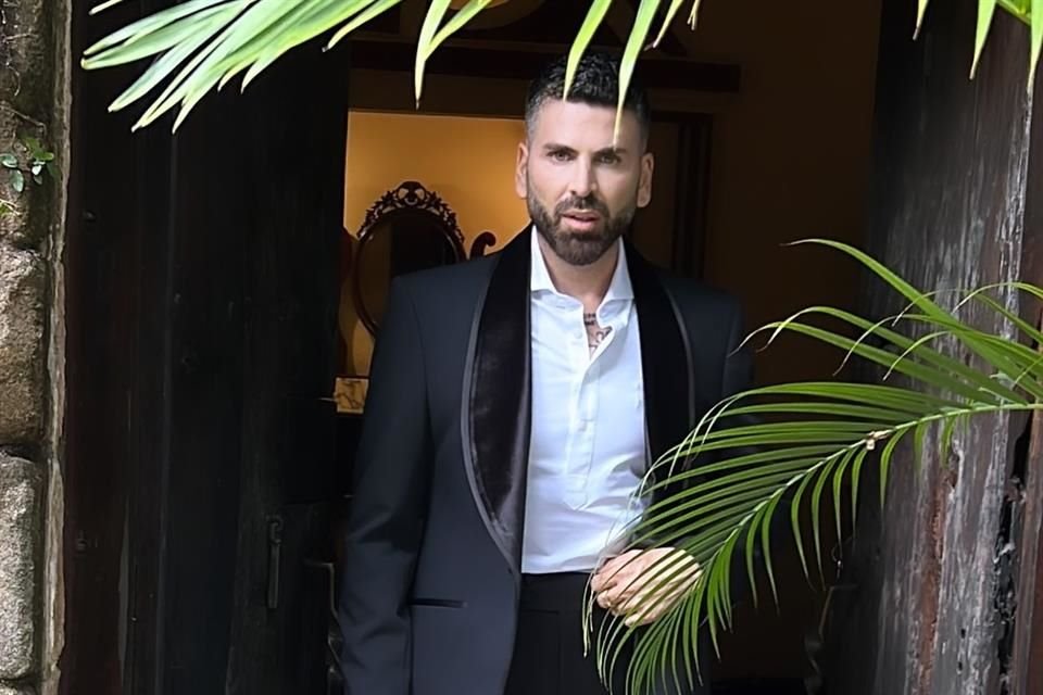 El experto en moda fue requerido por Ángela Aguilar para ser testigo de la unión.