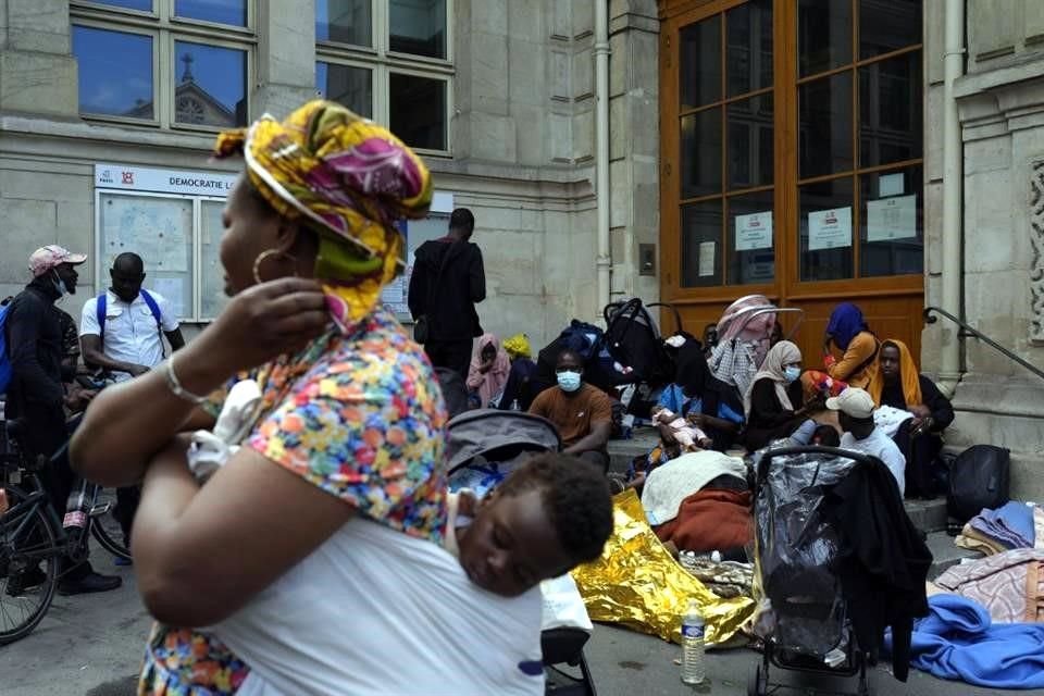 Natasha Louise Gbetie, originaria de Burkina Faso acudió con su hijo Richard Emmanuel de un año, a la protesta de los migrantes por el desalojo del gobierno francés.