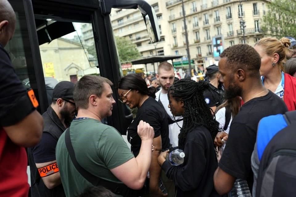 Luego de tres días de protestas, el último grupo de migrantes que quedaba en París abordó los autobuses pagados por el gobierno de Francia para llevarlos a las afueras de la ciudad.