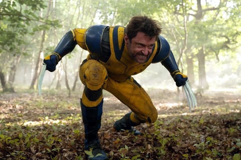 Hugh Jackman se adueña por completo del personaje que ha interpretado desde hace más de 20 años, ahora con su traje amarillo icónico.