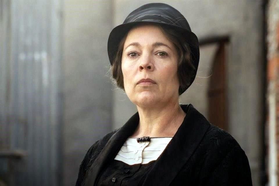 Olivia Colman ofrece una actuación destacable, como siempre, pese a que su personaje no es tan agradable por momentos.