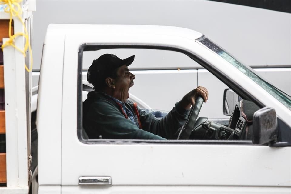 Automovilistas esperan en el caótico tráfico.