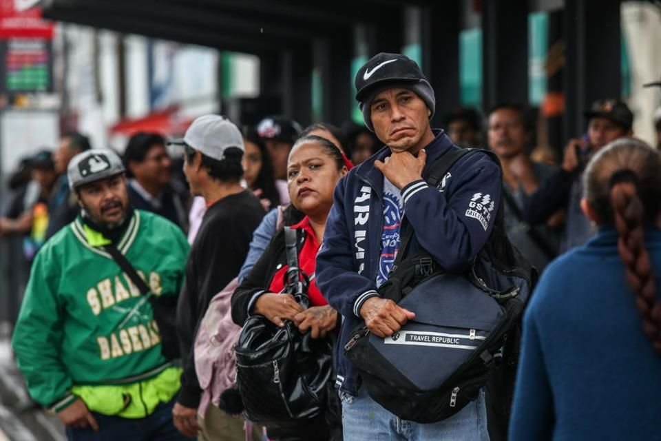 A la altura de Santa Ana Tepetitlán, usuarios del transporte público fueron los más afectados.