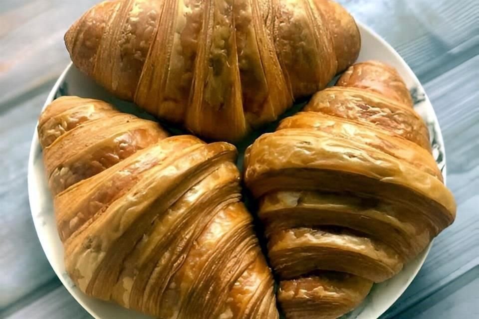 El croissant es un bollo de media luna con harta mantequilla y crujiente textura que ha salido de Francia para, con su sabor, conquistar los paladares de todo el planeta.