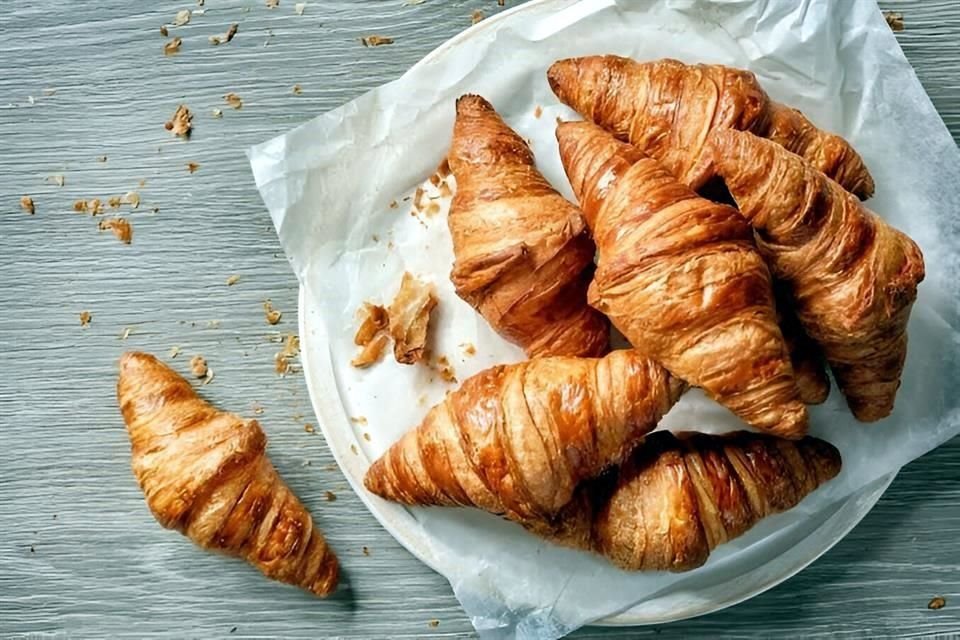 Un buen croissant, según los expertos, se reconoce por su apariencia inflada y uniforme. Su color debe ser dorado tostado y con brillo en la parte superior.