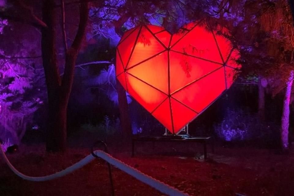 Una parada llamativa es la de un corazón cuya luz parece imitar los latidos del órgano humano.