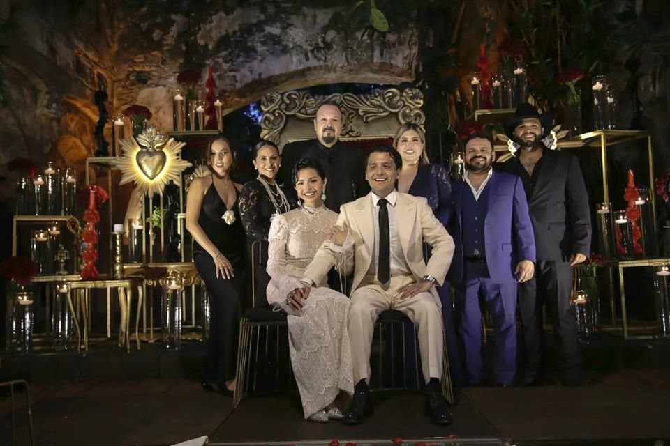 Pepe Aguilar publicó las primeras imágenes de la boda.