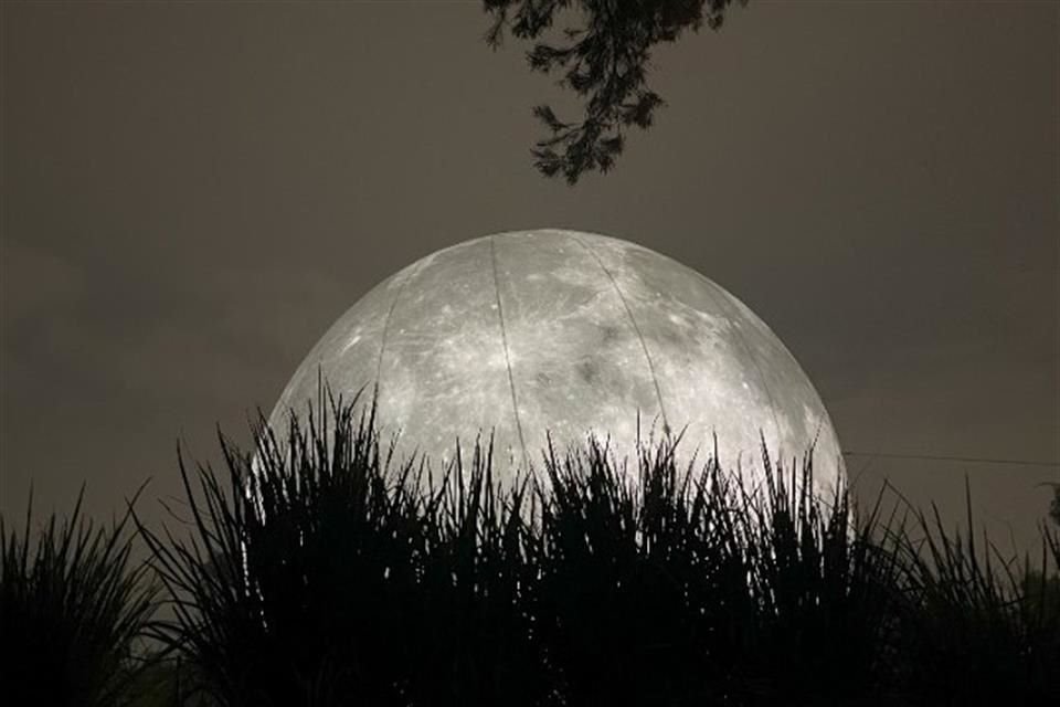 En un punto de la caminata se puede ver una estación que hace homenaje a la luz más reconocible de todas, la luna.