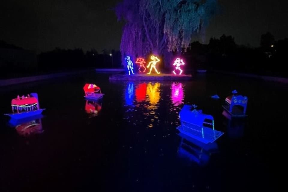 En una zona que está ubicada sobre un lago se puede ver un homenaje de luces a la cultura mexicana.