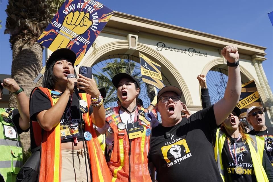 Los capitanes de SAG-AFTRA Iris Liu, izquierda, y Miki Yamashita, centro, el principal negociador de SAG-AFTRA Duncan.