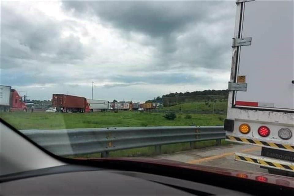 A un mes de que ejidatarios colapsaran durante 4 días el tránsito en la Autopista Arco Norte, ayer los inconformes volvieron a bloquear la vialidad.