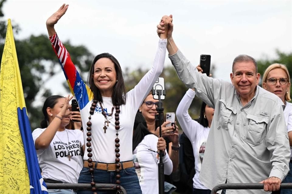 El candidato Edmundo Gonzalez Urrutia y la líder opositora María Corina Machado durante un mitin en Caracas.