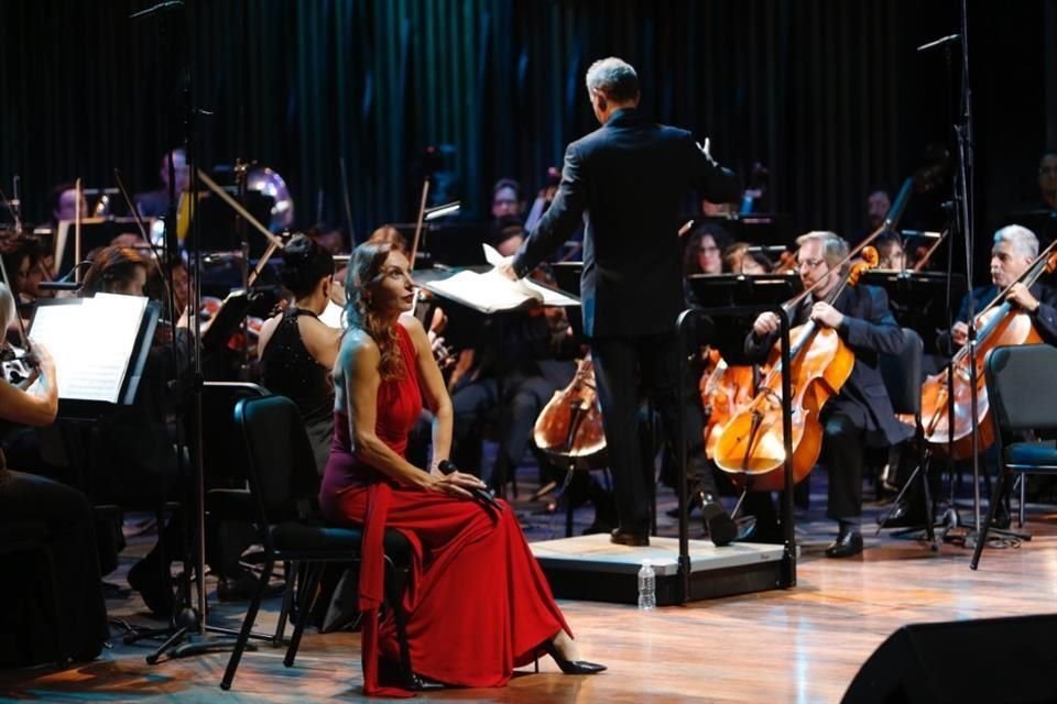 Ute Lemper durante un concierto con la Orquesta Sinfónica Nacional, bajo la dirección de Carlos Miguel Prieto, en 2016.