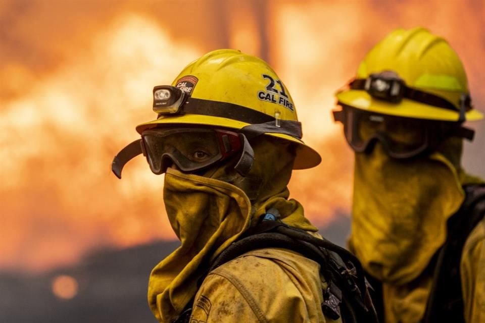 Bomberos combate un incendio forestal en California, el 25 de julio del 2024.