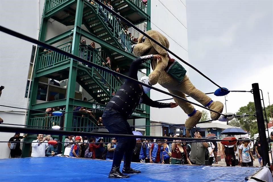 En la función participaron luchadores de la Brigada de 2 a 3 caídas.