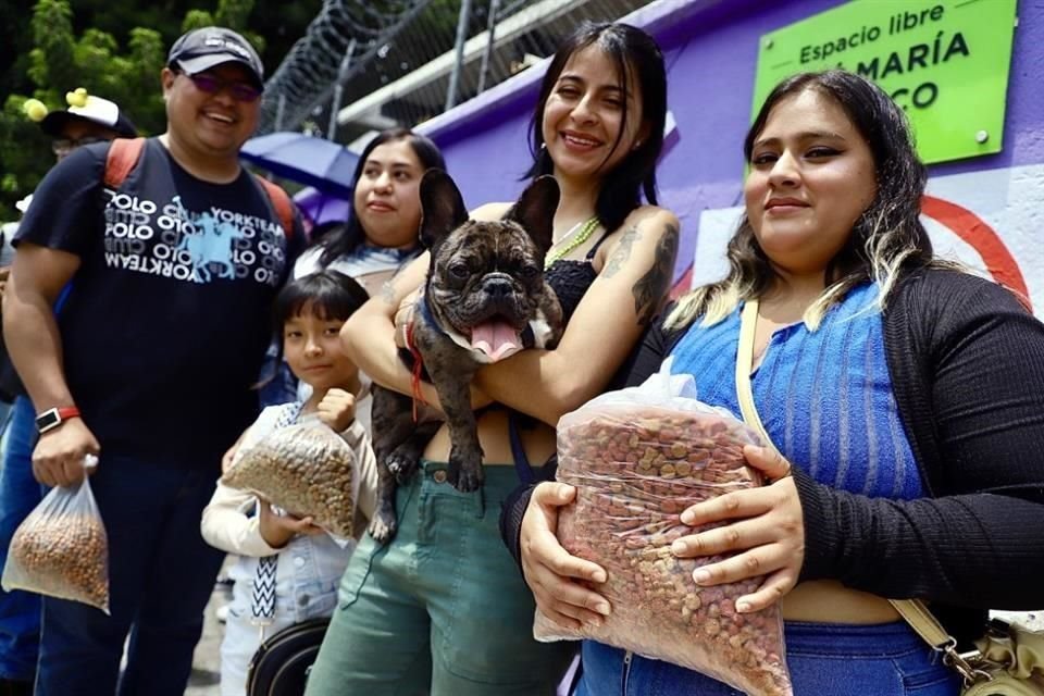 Para el acceso era necesario presentar un kilo de alimentos para mascotas.