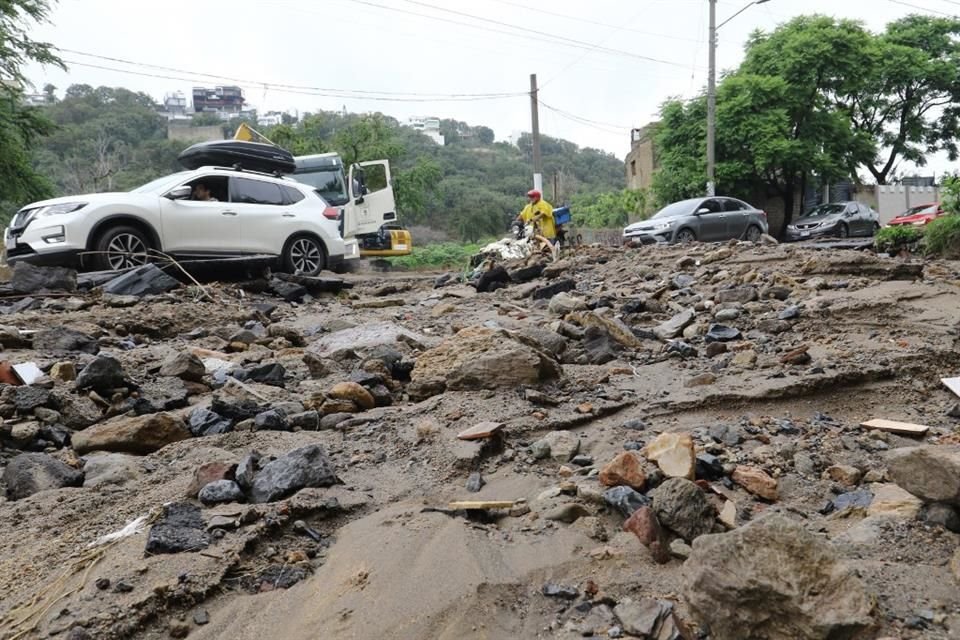 El asfalto de la Calle Francisco Javier Mina, cerca del cruce con Prolongación Mariano Otero, desapareció.