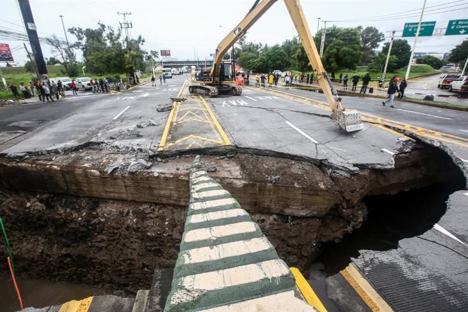 El socavón en dos carriles centrales de López Mateos Sur obligó al cierre de toda la avenida.