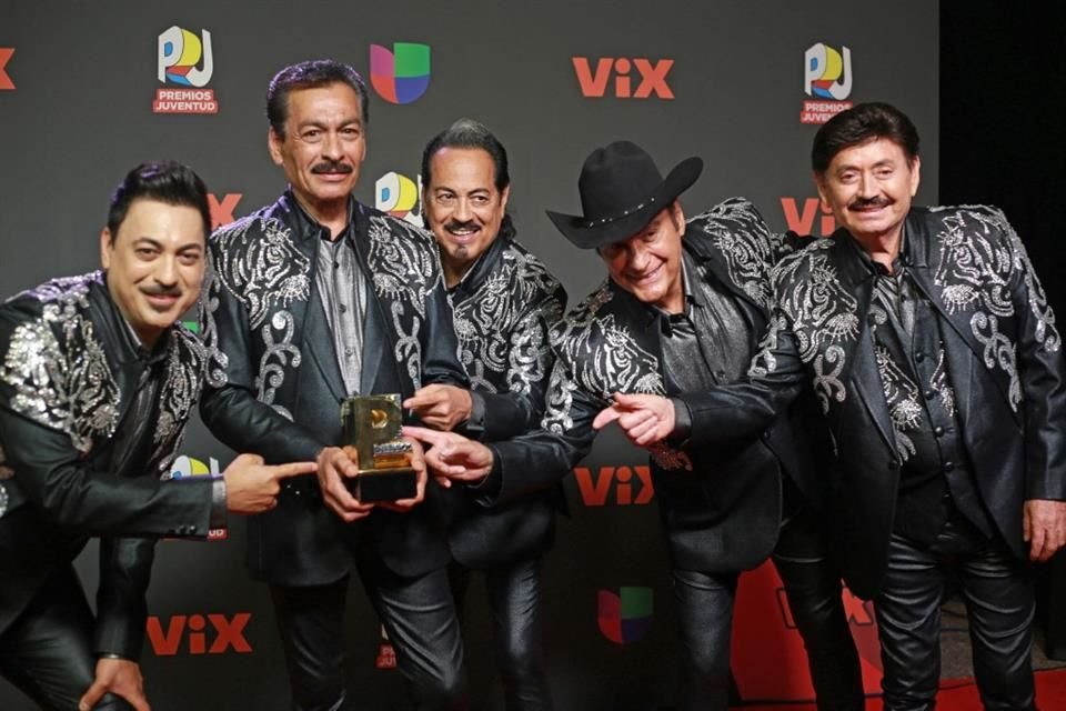 Reconocieron a Los Tigres del Norte por ser pioneros en la defensa de migrantes y el folclor mexicano.