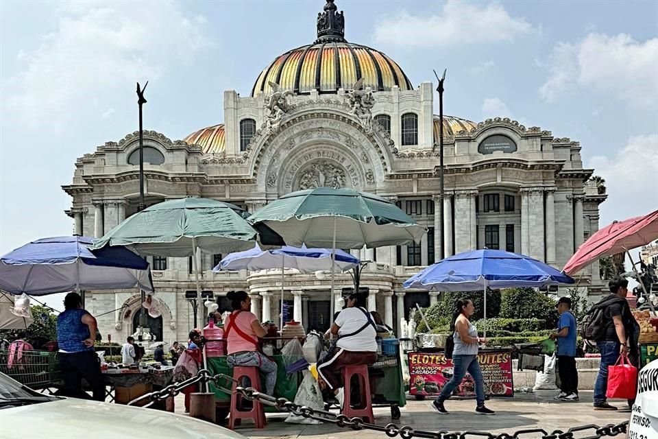 Pese al intento de las autoridades de contener el ambulantaje, algunos se colocaron ayer en la explanada de Bellas Artes.