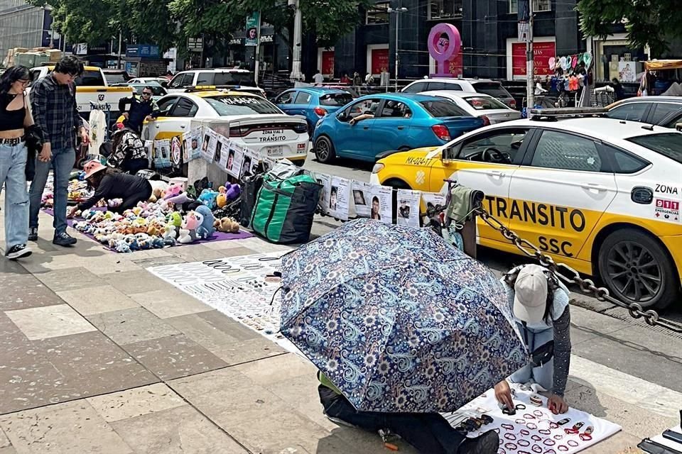 Pese al intento de las autoridades de contener el ambulantaje, algunos se colocaron ayer en la explanada de Bellas Artes.