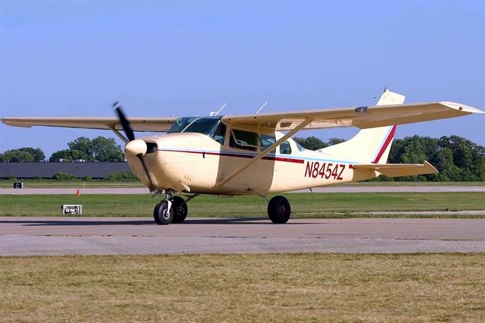 Una avioneta Cessna 205 (foto) de características similares a las usadas en vuelos serranos viajó ayer de la capital de Sonora a Santa Teresa, Nuevo Mexico, donde aterrizó cerca del mediodía, coincidente con los datos de captura del capo.