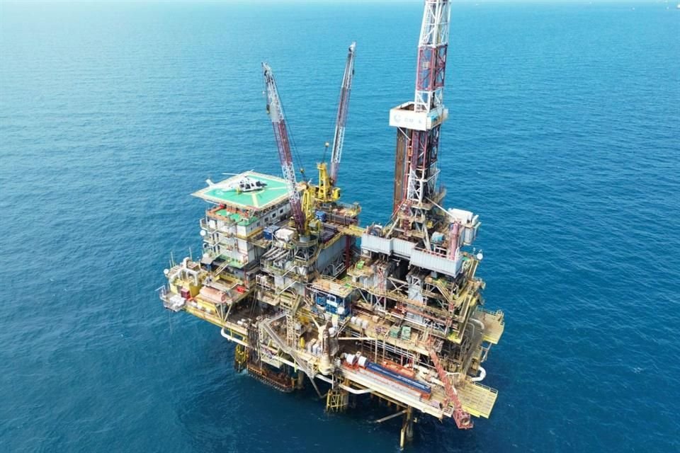 En diciembre, la producción de crudo y condensados de Petróleos Mexicanos (Pemex) registró un promedio de 1.62 millones de barriles diarios de petróleo (bdp), su nivel más bajo de 2024, y 12 por ciento menor en comparación con el mismo mes de 2023.