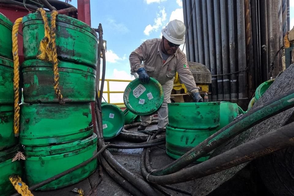 De este modo, el nivel de producción todavía quedó por debajo de la meta de un millón 800 mil barriles diarios que se trazó el actual Gobierno federal encabezado por la Presidenta Claudia Sheinbaum.