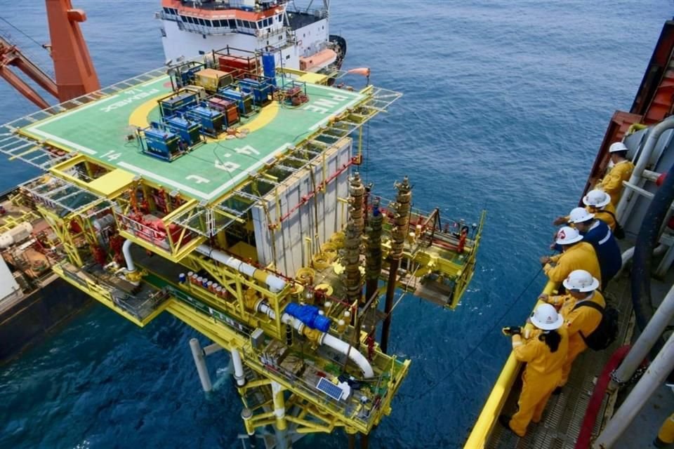 Ambos especialistas coincidieron en que se debe fortalecer el sistema de refinación con más recursos y explorar nuevos negocios en petroquímica, para mejorar su rendimiento.