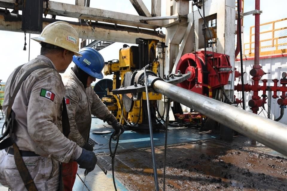 En septiembre la producción exclusivamente de crudo de Pemex cerró en un millón 451 mil barriles diarios.