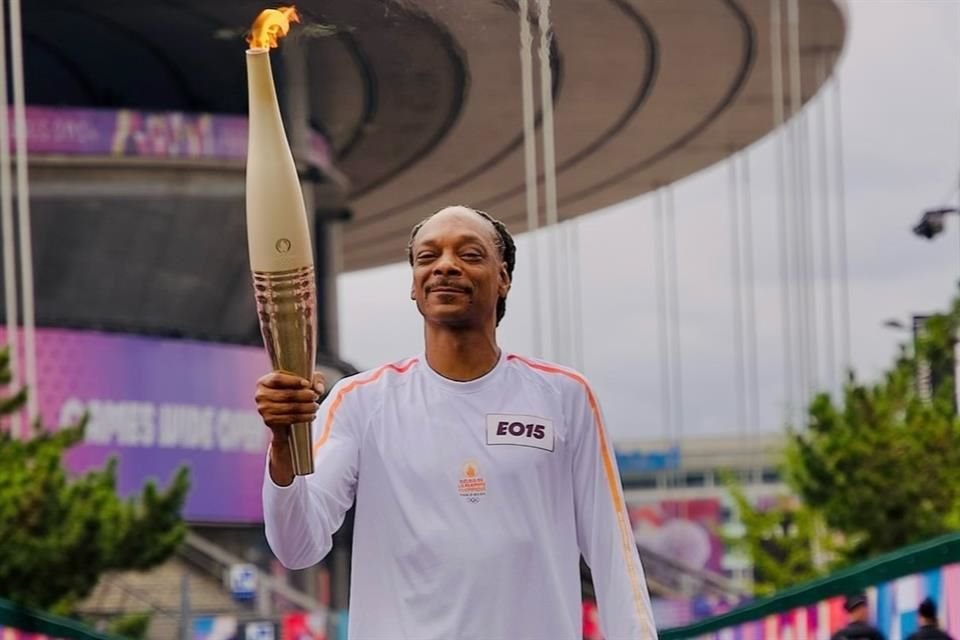 Snoop Dogg llevó la antorcha olímpica en París, marcando un hito para el hip hop y emocionando a la multitud con su estilo único y carisma.