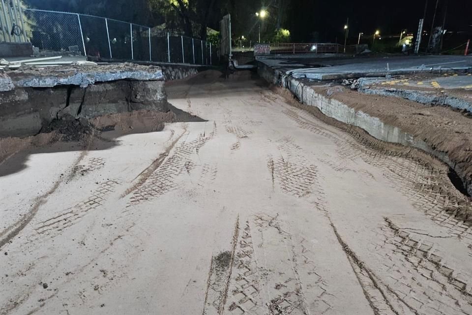 Obras nocturnas de reparación del socavón.