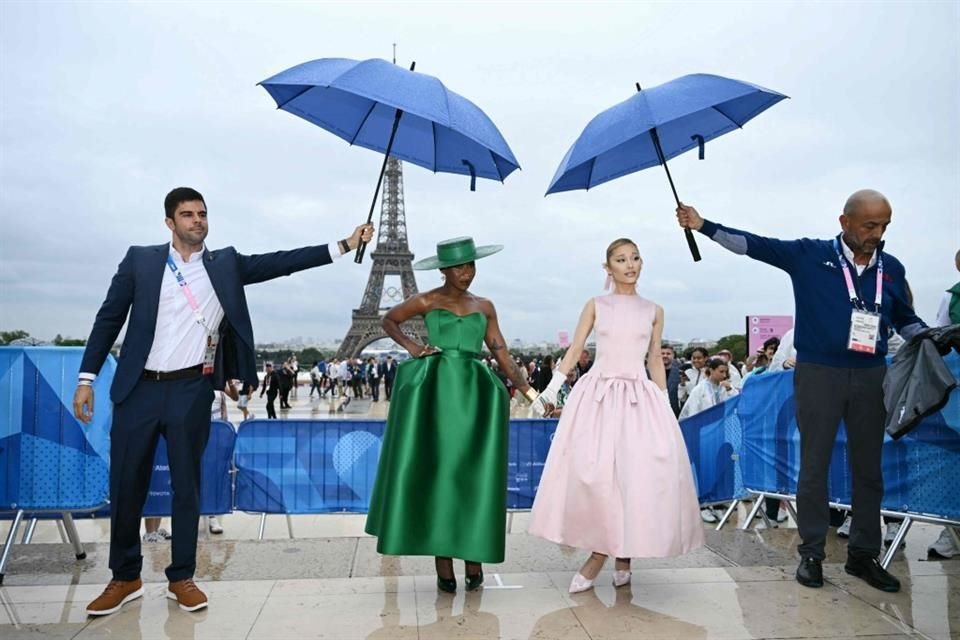 Hasta las invitadas como Cynthia Erivo y Ariana Grande tuvieron que protegerse del clima parisino.