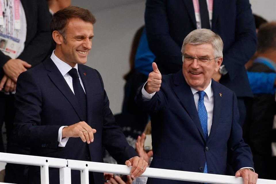 Emmanuel Macron y Thomas Bach listos para la ceremonia.