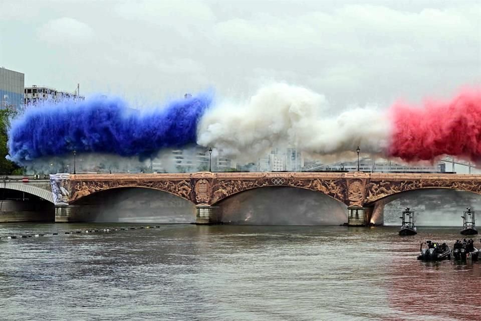 Antes de que iniciara el recorrido de las embarcaciones con las atletas, así se vio la explosión de colores con la bandera francesa.