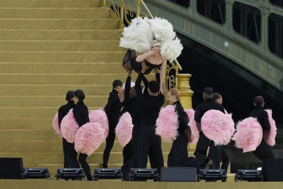 La versatilidad de Gaga deslumbró a la audiencia con una actuación de cabaret francés que solo auguraba.