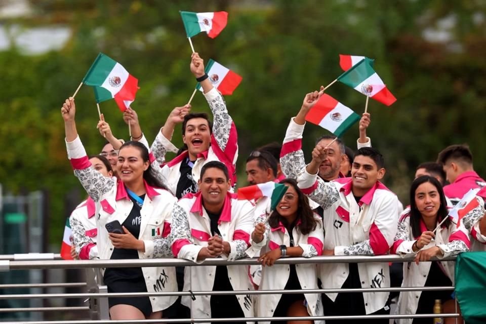 La Delegación Mexicana hizo su aparición en el desfile de la ceremonia de inauguración sobre el río Sena, en el inicio de París 2024.